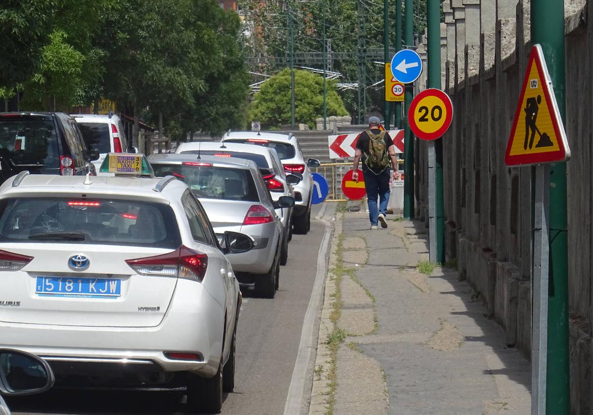 Imagen principal - Arriba, corte en la calle Estación por las obras del paso subterráneo. Debajo, a la izquierda, el corte de la calle Guipúzcoa. A la derecha, obras del carril bici en Juan Carlos I.