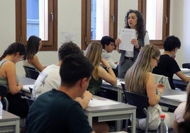 Una profesora explica el funcionamiento del examen de Lengua y Literatura en una clase del campus María Zambrano.