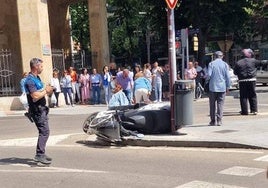 Motorista en el suelo tras el suceso.