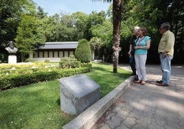 El monolito sin la placa, con el busto dedicado a Tagore, al fondo, en el Campo Grande.