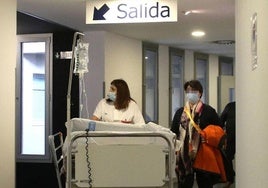 Imagen de archivo de traslado de un paciente en el Hospital de Segovia.