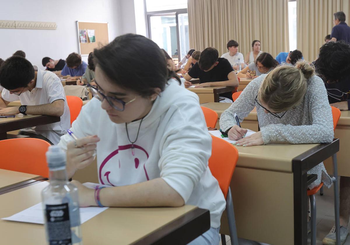 Los estudiantes, este miércoles en una de las pruebas de la EBAU celebradas en La Yutera.