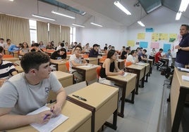 Los estudiantes, este miércoles en una de las pruebas de la EBAU celebradas en La Yutera.