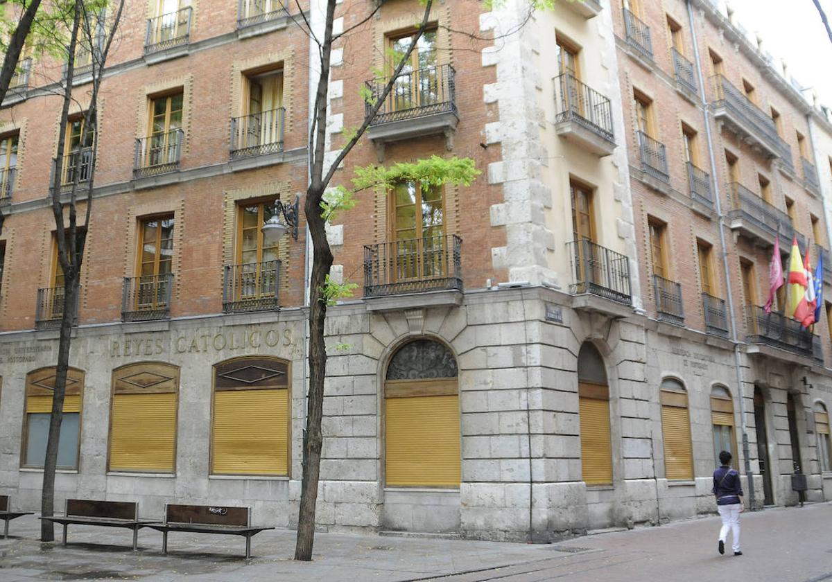 La emisora estaba instalada en el edificio Hotel de France, actual Residencia Universitaria Reyes Católicos