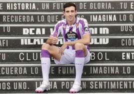 César Tárrega posa en las escaleras de salida de los vestuarios del Estadio José Zorrilla.