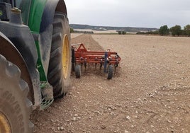 Un tractor prepara un campo en Villarmentero de Esgueva en una imagen de archivo.