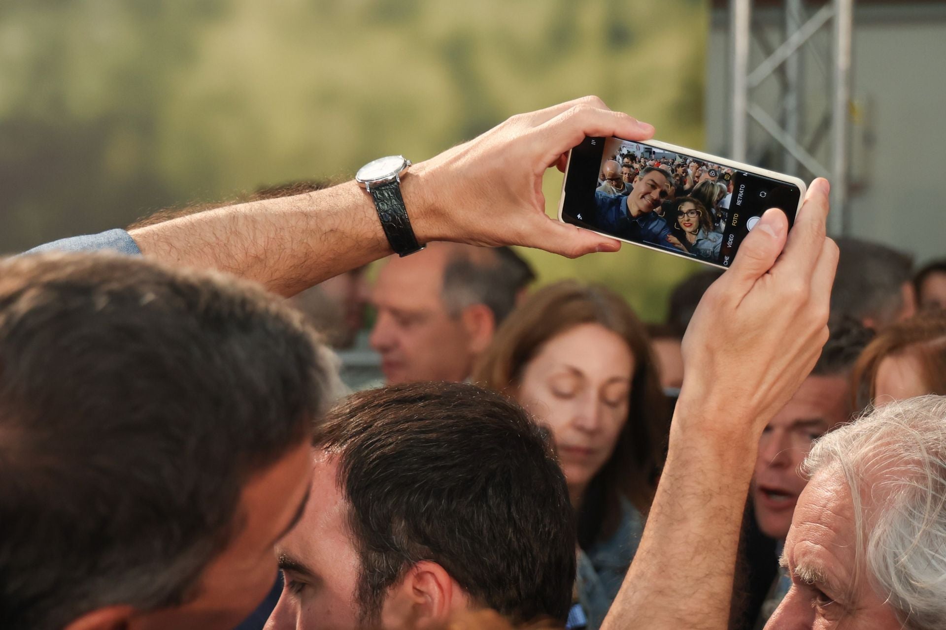 Pedro Sánchez se hace un selfi con una simpatizante socialista en Valladolid.