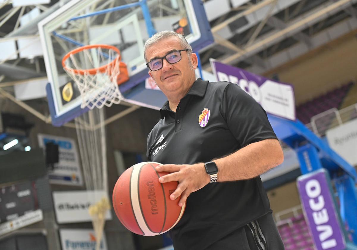 Paco García posa en el pabellón Pisuerga.