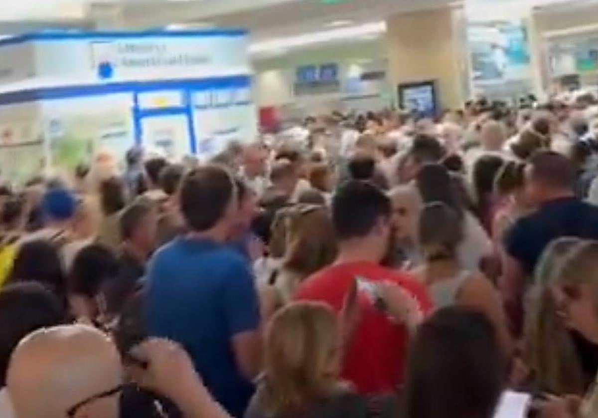 La gente se agolpa en el hall de la Estación de Chamartín, según reflejaban los propios viajeros en sus redes sociales