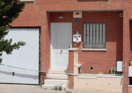 Vivienda donde se han hallado los impactos de bala, precintada este jueves.