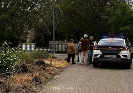 La Guardia Civil frente al convento, con vecinos y familias de las monjas.