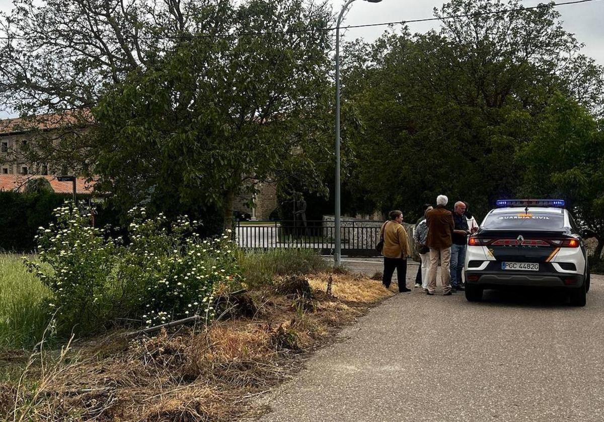 La Guardia Civil frente al convento, con vecinos y familias de las monjas.