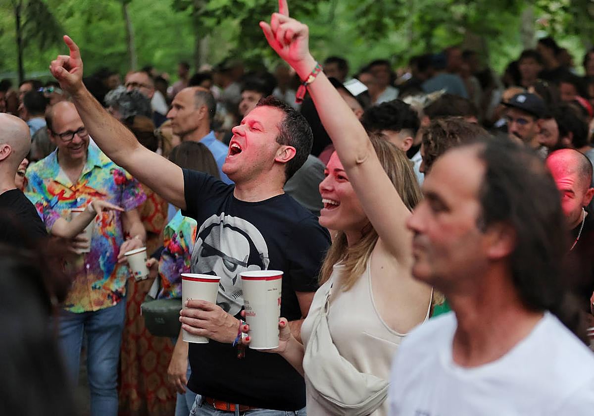 El público, ya metido en el festival, en el primer concierto de este jueves en el Sotillo.