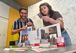Javier Casado y Aurora Arenales posan con alguno de los recuerdos
