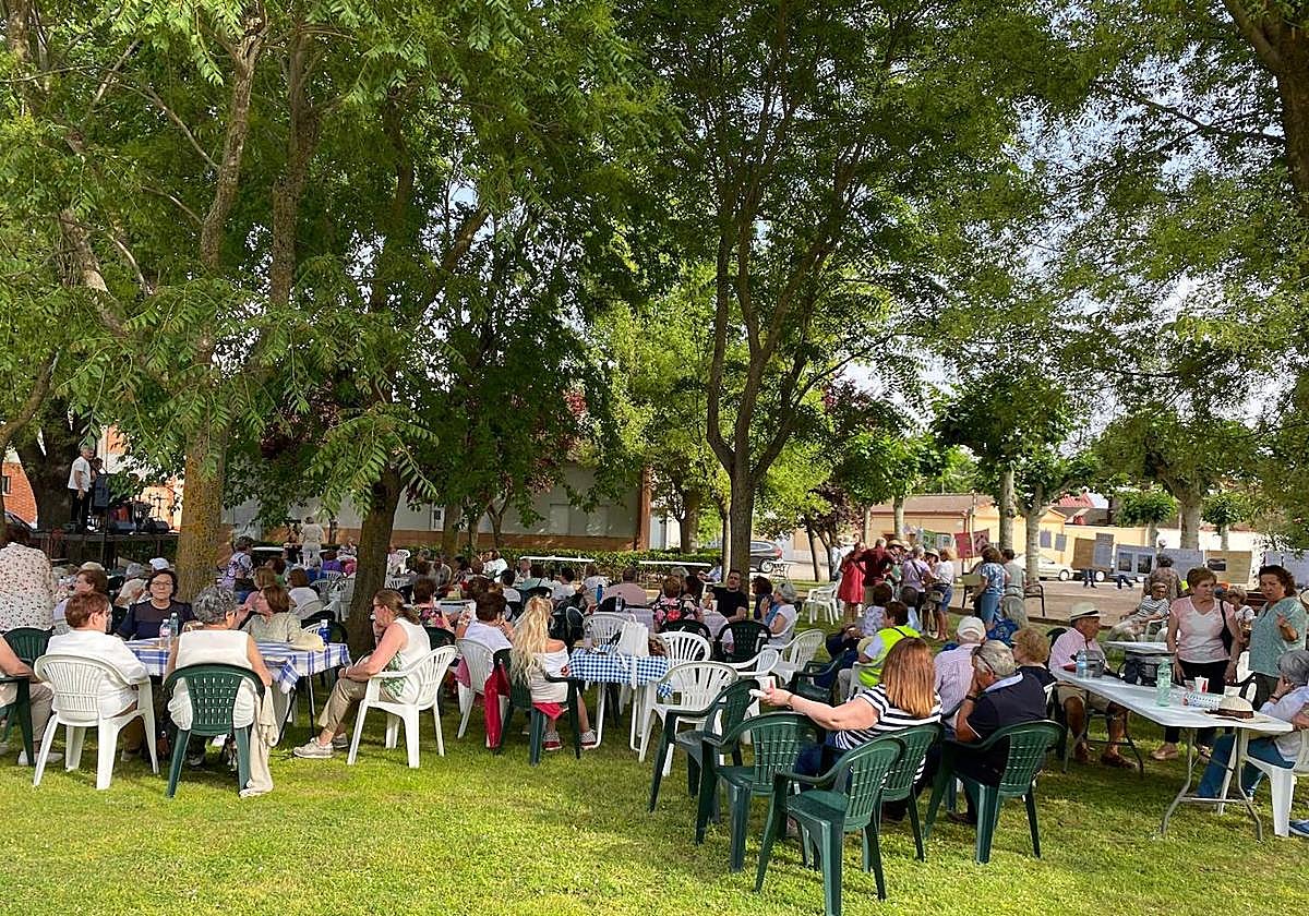 Participantes en las Aulas de Cultura de la Zona de Tordesillas en el Parque de Villamarciel