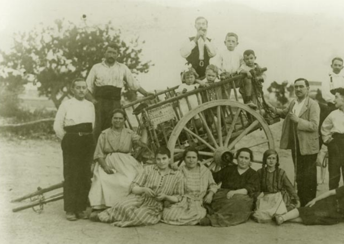 Imagen secundaria 1 - Arriba, hojas de UGT llamando a la huelga de junio de 1934. Abajo, familia de campesinos de Valladolid y Nava del Rey, donde asesinaron a Lucio Martín, en los años 70.