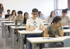 Los estudiantes del distrito de la UVA realizan el primer examen de la EBAU en el Aulario 'Campus Esgueva'.