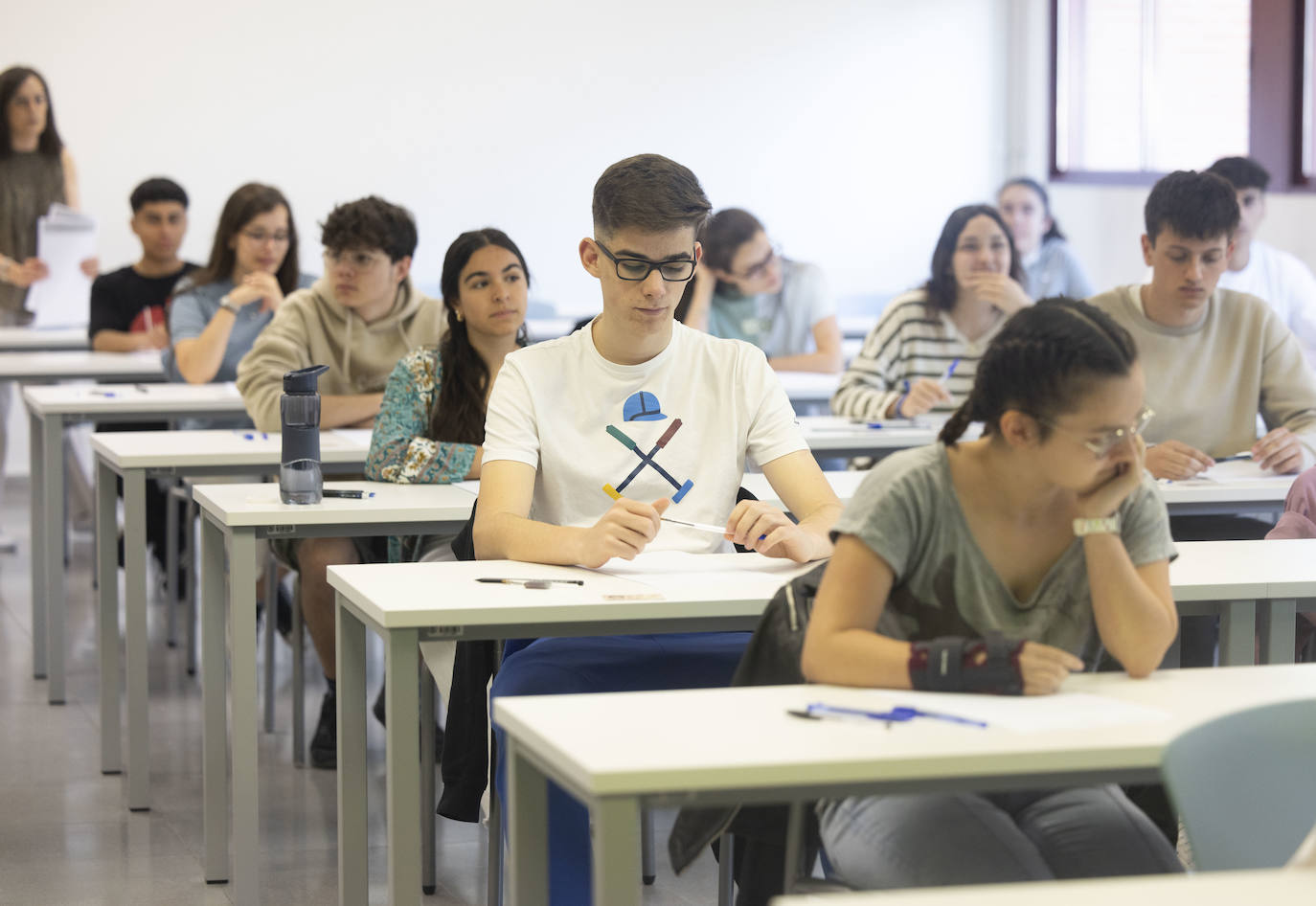 Los estudiantes del distrito de la UVA realizan el primer examen de la EBAU en el Aulario 'Campus Esgueva'.