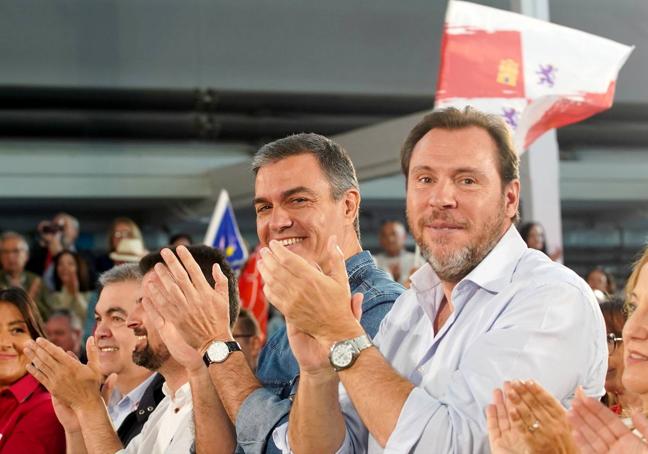 Óscar Puente junto a Pedro Sánchez el sábado 1 ene l mitincentrald el PSOE en Valladolid.