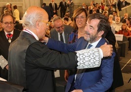 Santiago González Recio y Vicente Guilarte se funden en un abrazo.