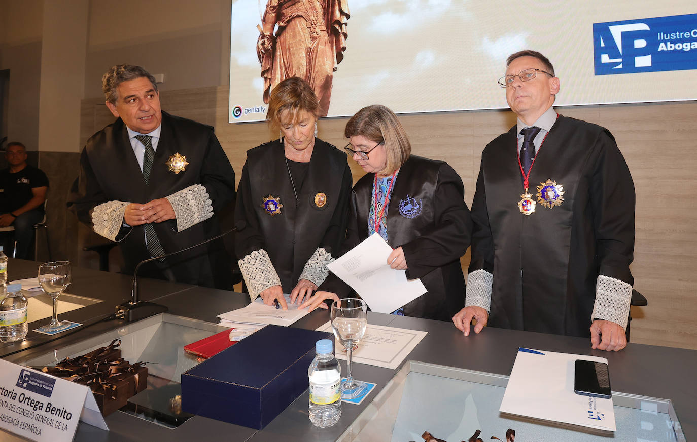 Jura y reconocimiento a los abogados de Palencia