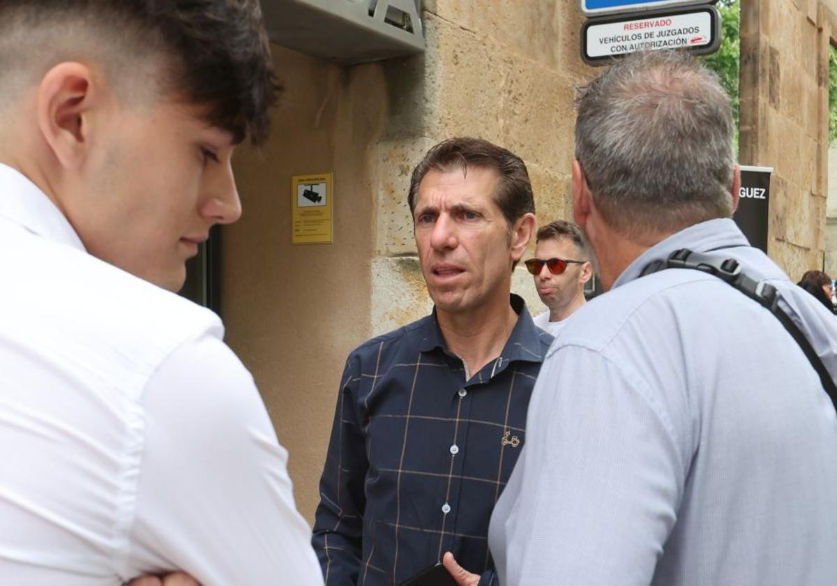 Juan Carlos Domínguez, padre de Estela Domínguez, a las puertas de los Juzgados de Salamanca.