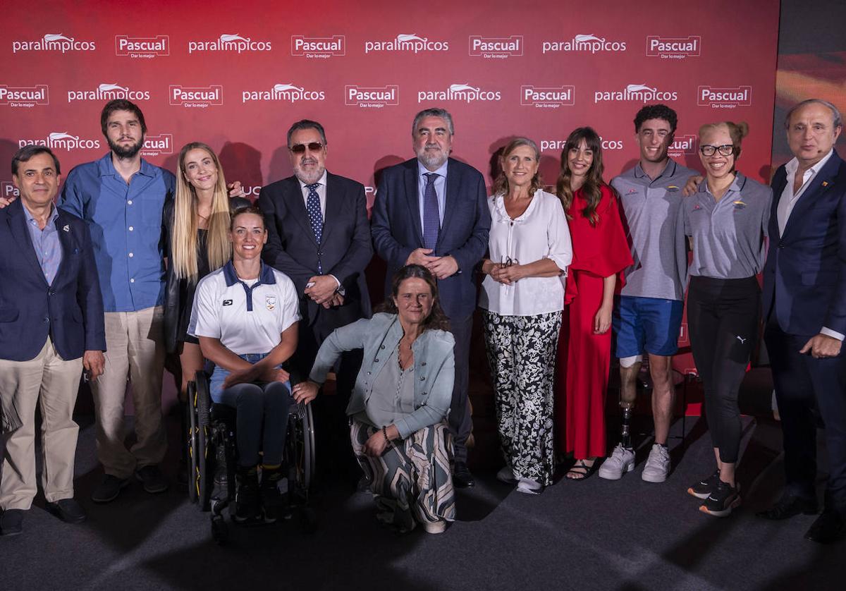 Foto de familia de los participantes en la presentación de la canción oficial del Equipo Paralímpico.