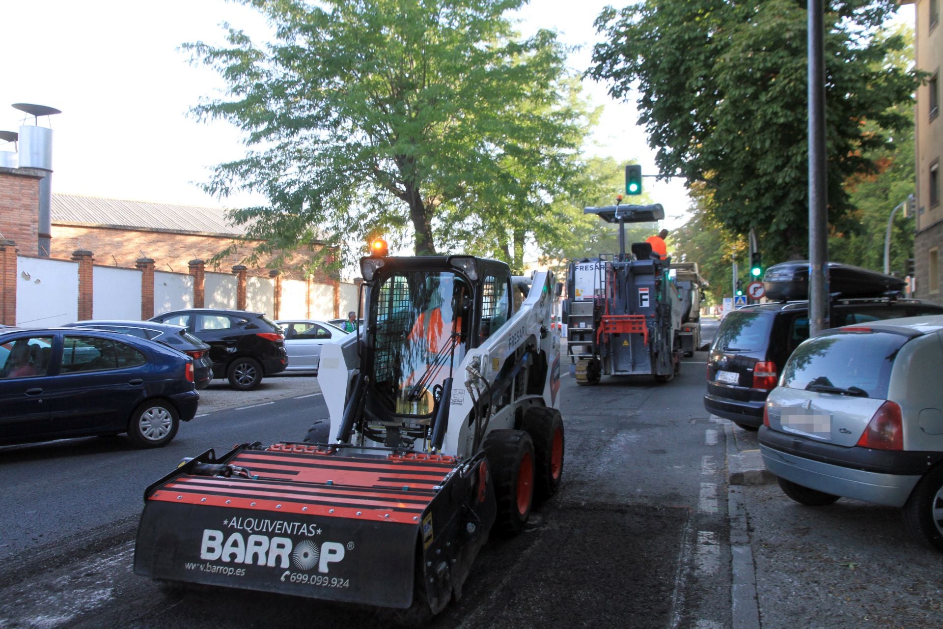 Obras de pavimentación en la calle Juan Carlos I.