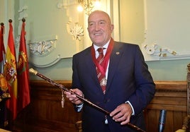 Jesús Julio Carnero, con el bastón de mando tras la toma de posesión como alcalde de Valladolid el 17 de junio de 2023.