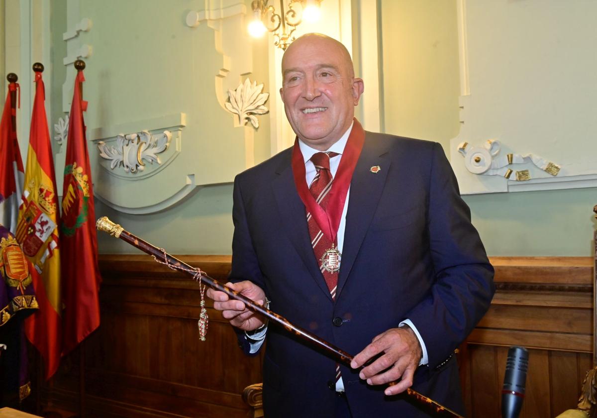 Jesús Julio Carnero, con el bastón de mando tras la toma de posesión como alcalde de Valladolid el 17 de junio de 2023.