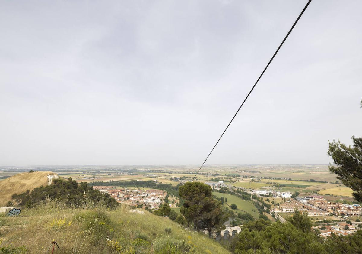 La tirolina del Pisuerga desde el páramo de Valdecastro de Cabezón, a 850 metros de altitud.