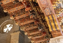 Detalles del artesonado mudéjar de la iglesia de Santa María en Becerril de Campos.