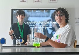 Dorian Ruiz y Darío Otero en el laboratorio del IESO Arroyo