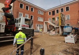 Obras en la Escuela de Enfermería de Palencia, esta semana.