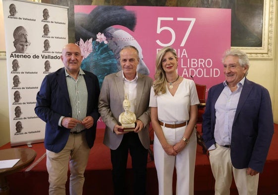 Luis Salvago, con el Premio Ateneo Ciudad de Valladolid, junto a Jesús Julio Carnero, Irene Carvajal y Celso Almuiña.