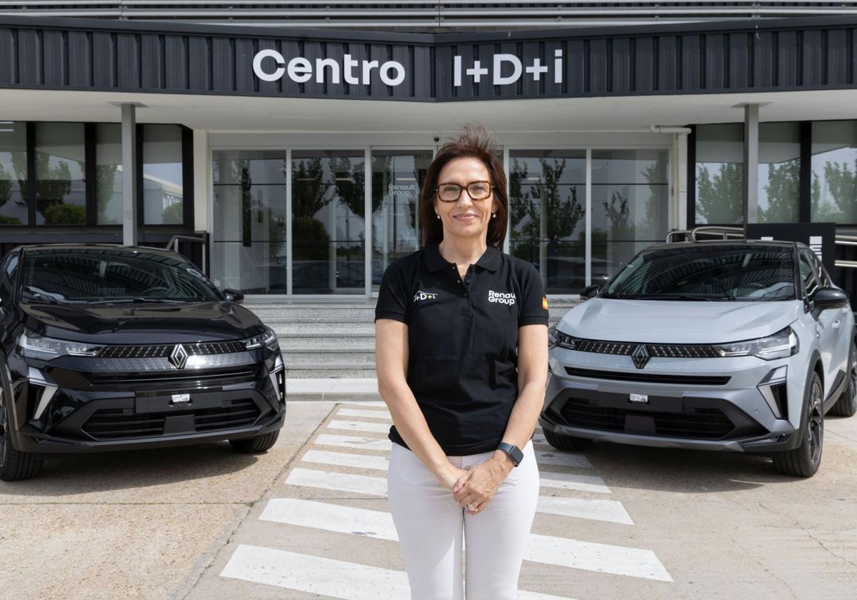 Laura Fernández, jefa de Ingeniería del nuevo Captur, posa junto a dos de ellos delante del Centro de I+D+i de Renault en Valladolid.