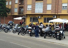 Participantes en la Quedada Motera 'Machos Alfa' durante la ruta de bares.