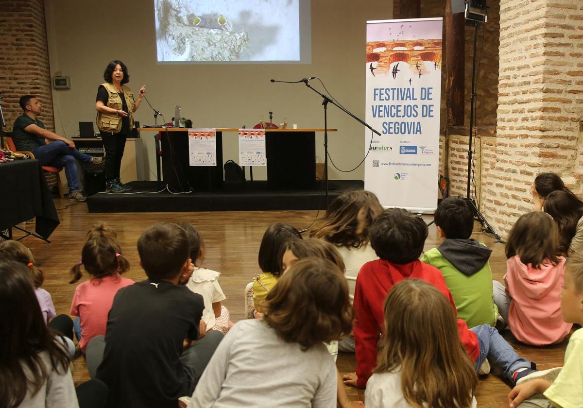 Multitud de niños asisten a una charla divulgativa en el primer festival del vencejo de Segovia.