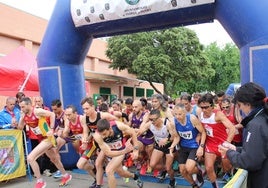 Corredores en la línea de salida de la prueba.