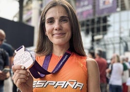 Marta García posa con la medalla.