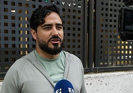 Alvise Pérez atiende a los medios de comunicación tras votar en las Elecciones Europeas.