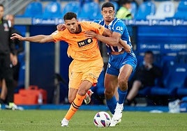 Amallah disputa el balón a un jugador del Alavés en un partido con el Valencia.