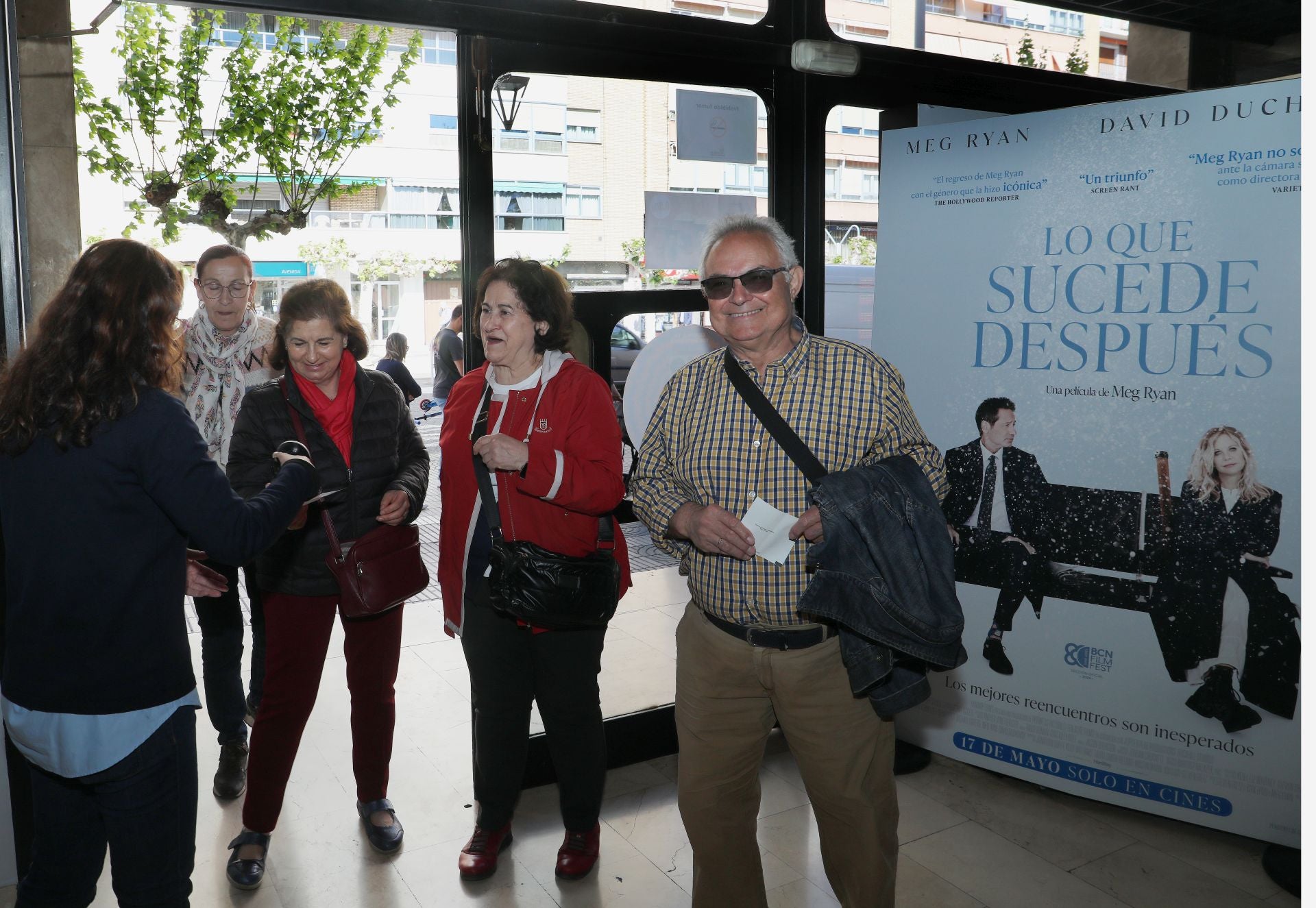 Varias personas disfrutan del descuento para mayores de 65 años en la entrada al cine Avenida.