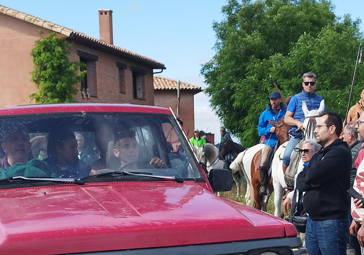 Momento en el que traen a uno de los heridos a la ambulancia.