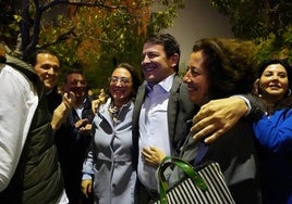 Mañueco celebra la victoria del PP en Castilla y León junto con otros dirigentes, en Valladolid.