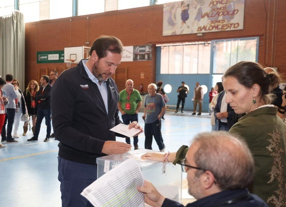 Óscar Puente deposita su voto en las urnas en el Colegio Ponce de León.