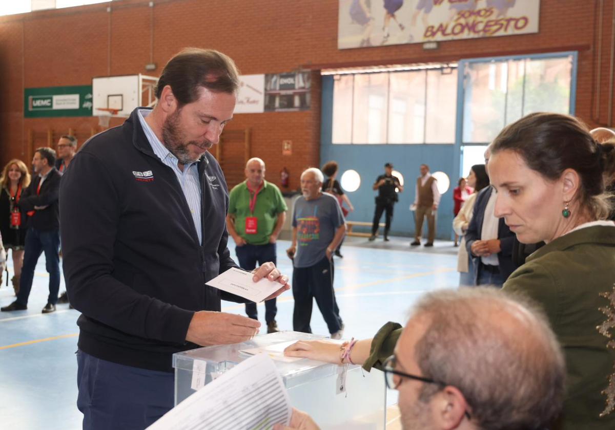 Óscar Puente deposita su voto en las urnas en el Colegio Ponce de León.