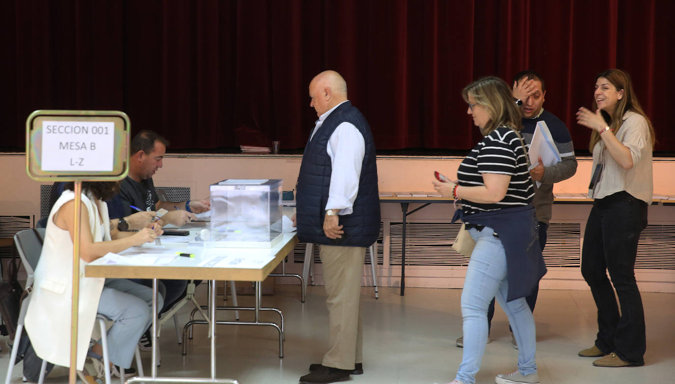 Fotografías de las votaciones en Segovia de las elecciones europeas