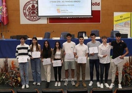 Los alumnos posan con sus diplomas, hoy en el acto celebrado en el campus.