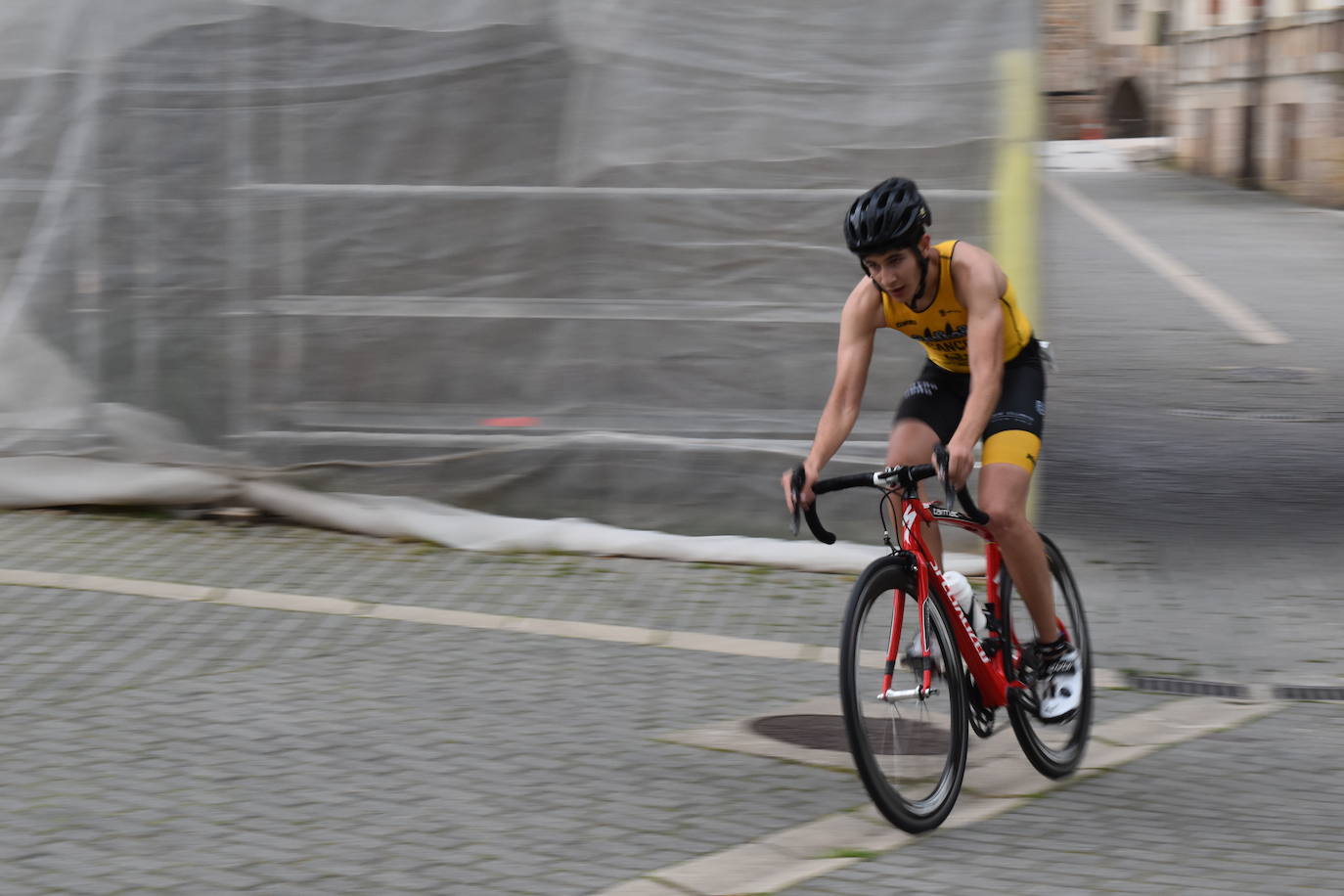 El VIII Triatlón Sprint de Aguilar, marcado por la lluvia